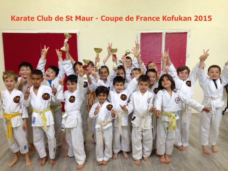 Karaté Club de Saint Maur - les Champions entourés des partenaires