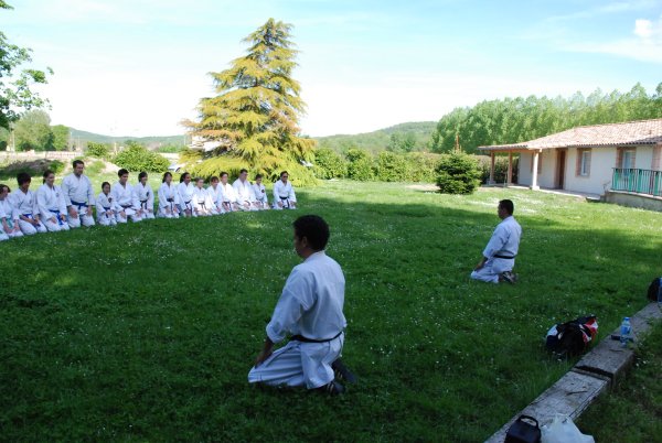 Karate club de Saint Maur - salut assis - moksu (méditation)